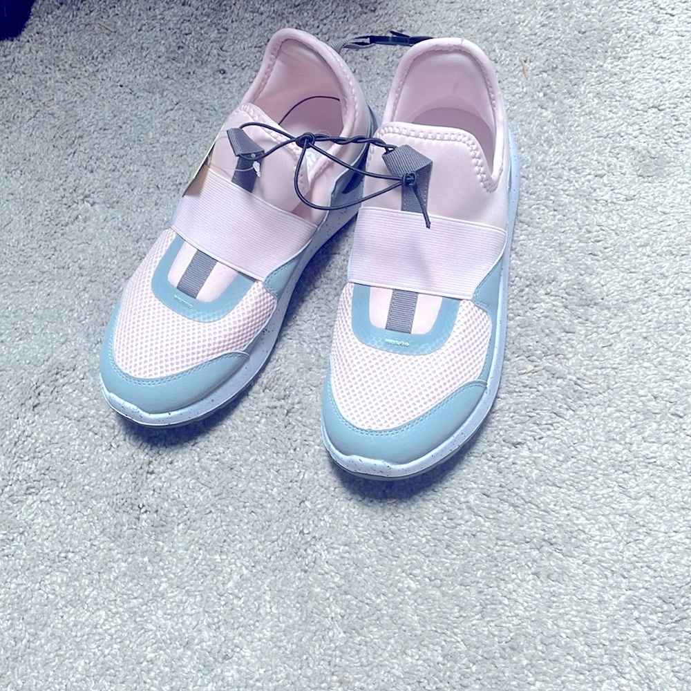 New pink color block tennis shoes  all in motion size 6
